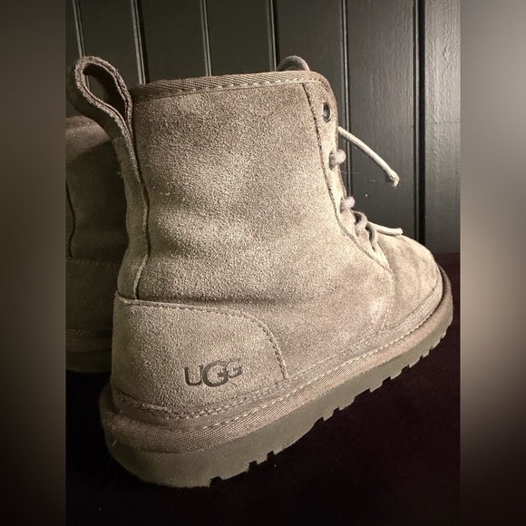 UGG Men’s Gray Suede Lace-Up Boots Size 8